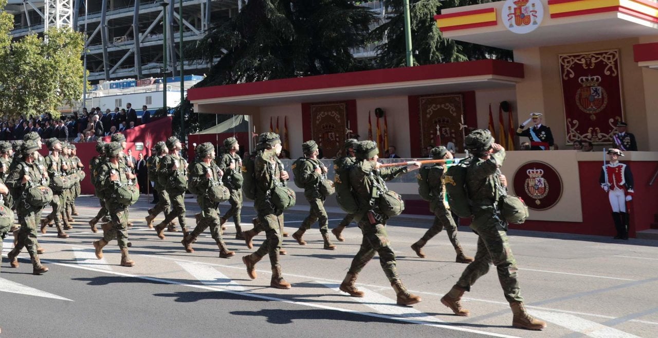 Paracaidistas en un desfile del 12 de octubre (Foto: Foto: Iñaki Gómez/MDE).
