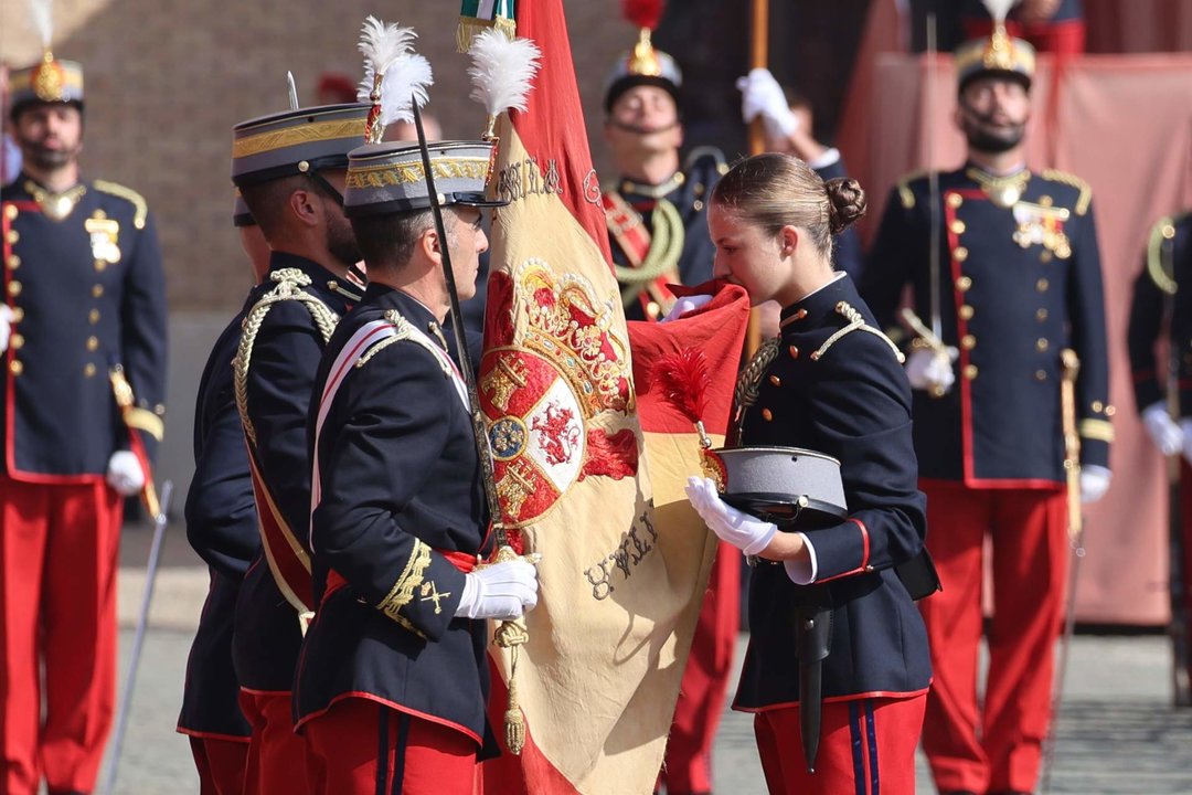 La princesa Leonor besa la bandera de España durante la jura