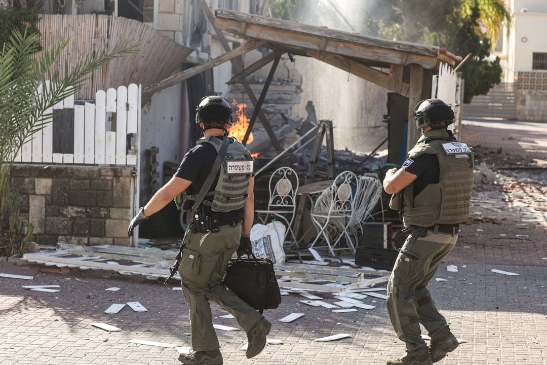 Una casa destruida por cohetes palestinos en Ashkelon, Israel.