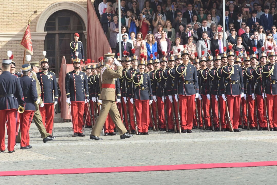 El rey Felipe VI pasa revista a la formación en el acto de Jura de Bandera de la Princesa Leonor, en el centro, en la Academia General Militar.
