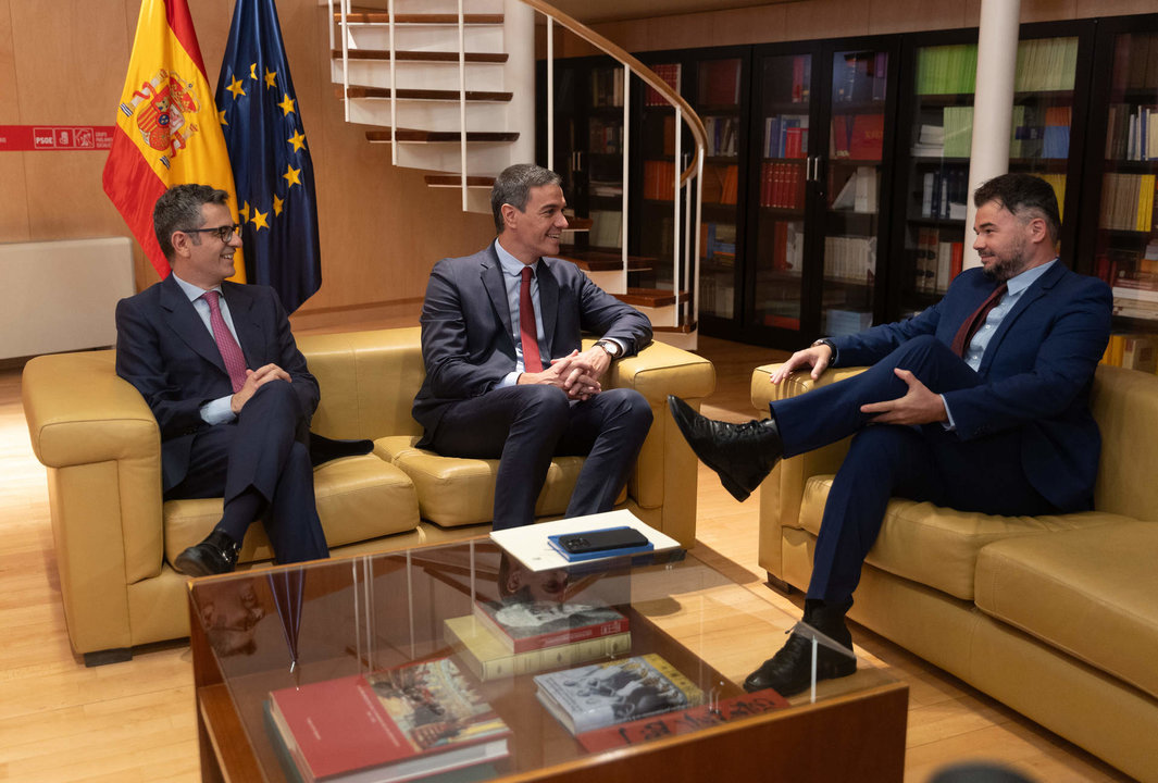 De izquierda a derecha. El ministro de la Presidencia, Félix Bolaños, y el presidente del Gobierno en funciones, Pedro Sánchez reciben al portavoz de ERC, Gabriel Rufián, durante su ronda de contactos, a 11 de octubre de 2023, en Madrid