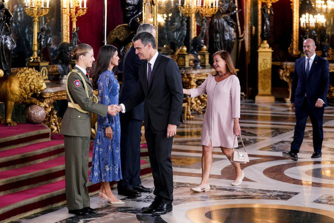 La princesa Leonor, la Reina Letizia y el Rey Felipe VI saludan al presidente del Gobierno en funciones, Pedro Sánchez, y a la presidenta del Congreso, Francina Armengol, a su llegada a una recepción con motivo del Día de la Fiesta Nacional.