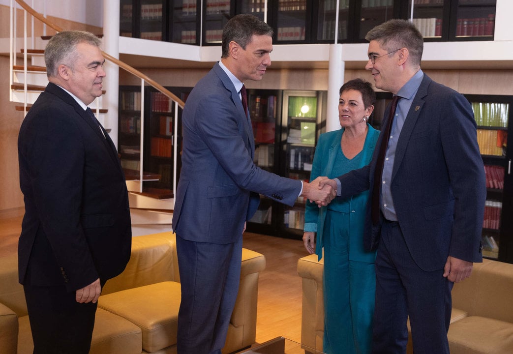 El presidente del Gobierno, Pedro Sánchez, saluda a los portavoces de EH Bildu Mertxe Aizpurua y Gorka Elejabarrieta, junto al secretario de Organización del PSOE, Santos Cerdán.