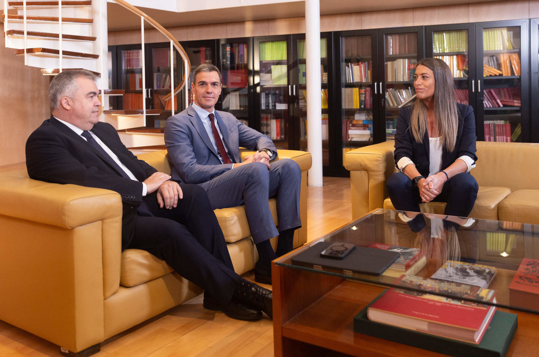 De izquierda a derecha. El secretario de Organización del Partido Socialista, Santos Cerdán y el presidente del Gobierno en funciones, Pedro Sánchez, reciben a la diputada de Junts, Miriam Nogueras, durante su ronda de contactos, a 13 octubre de 2023, en Madrid.