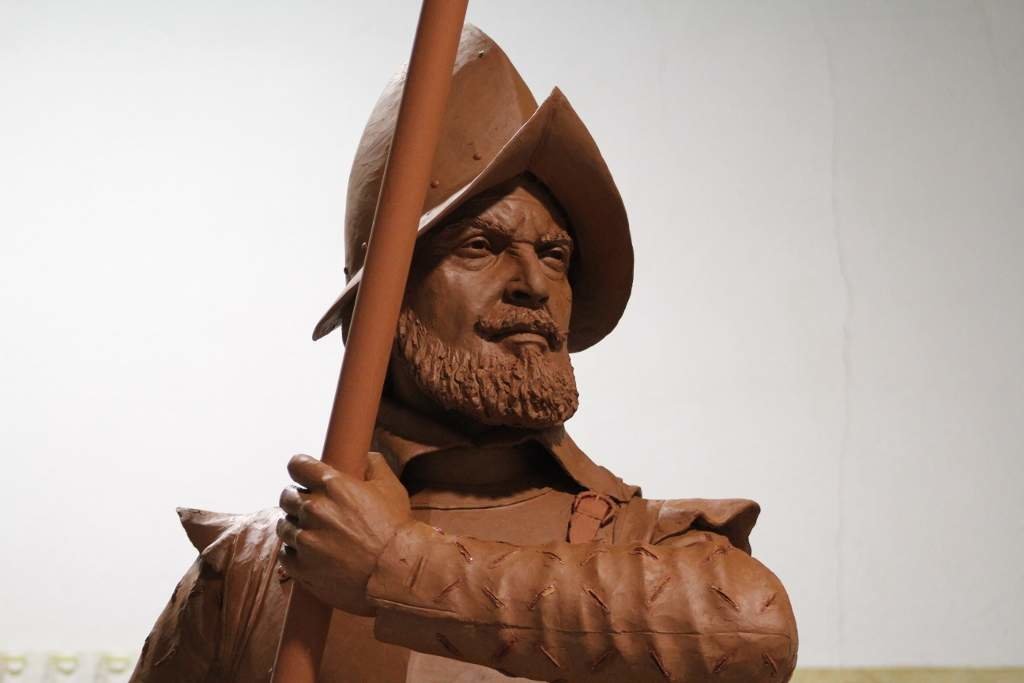 Escultura del piquero, modelada en arcilla por Salvador Amaya.