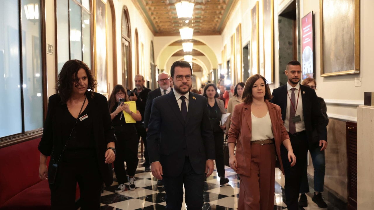 El presidente de la Generalitat de Cataluña, Pere Aragonès (c) y la portavoz de ERC en la Cámara Alta, Sara Bailac (d), a su llegada a la Comisión General de las Comunidades Autónomas, en el Senado.