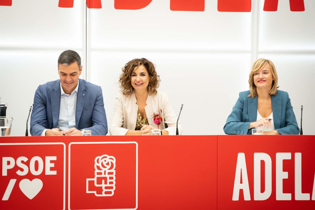 El secretario general del PSOE, Pedro Sánchez junto a la vicesecretaria general, María Jesús Montero y la portavoz Pilar Alegría, durante la reunión de la Ejecutiva en la sede del partido en la calle Ferraz.