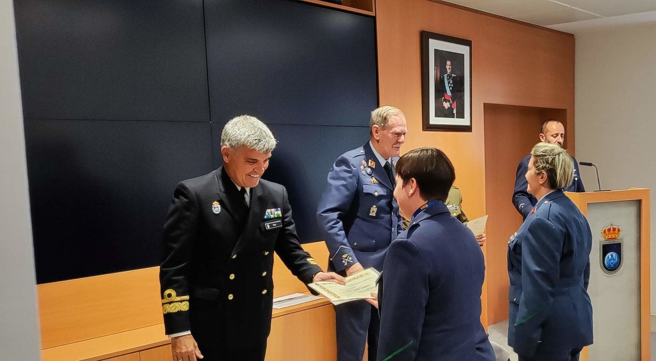 El vicealmirante Javier Roca Rivero y el general de división Rafael García Hernández entregan diplomas del primer Curso Básico de Ciberoperaciones.