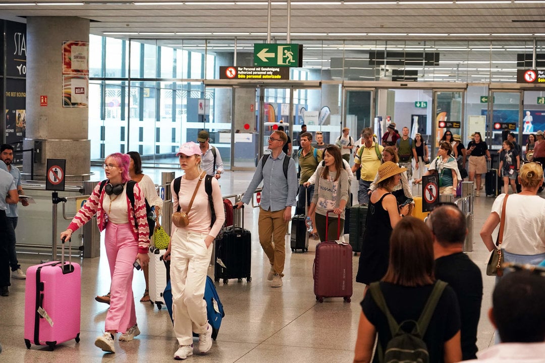 Cientos de personas a su llegada al aeropuerto de Málaga Costa del Sol, en la segunda operación salida del verano y donde los aeropuertos andaluces han programado desde el pasado viernes hasta el próximo martes, 1 de agosto, coincidiendo con la operación salida de agosto, un total de 3655 vuelos de los que el 71,82% se concentran en Málaga a 31 de julio de 2023 en Málaga, Andalucía.//Álex Zea.