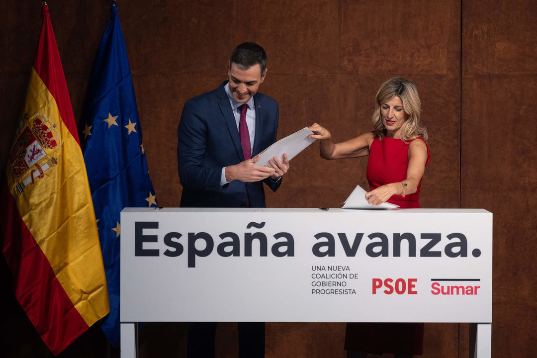 El presidente del Gobierno en funciones, Pedro Sánchez y la líder de Sumar, Yolanda Díaz, firman un acuerdo para un Gobierno de coalición progresista, en un acto público en el Museo Reina Sofía, a 24 de octubre de 2023, en Madrid.