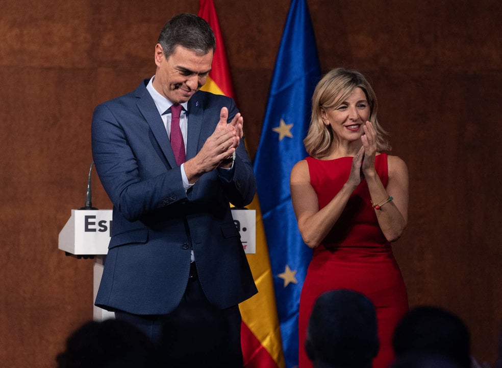 El presidente del Gobierno en funciones, Pedro Sánchez y la líder de Sumar, Yolanda Díaz, aplauden tras firmar un acuerdo para un Gobierno de coalición progresista.
