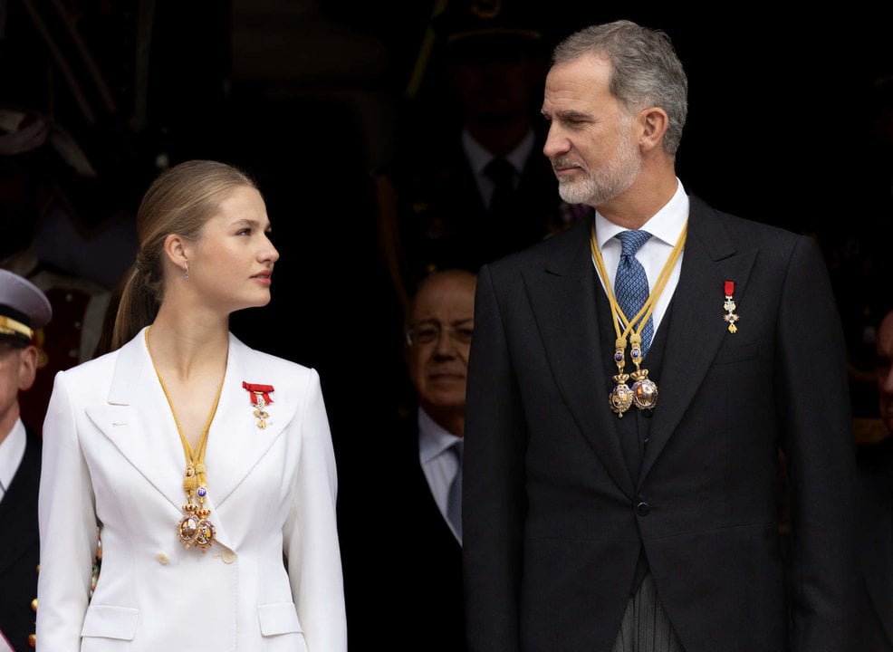 La princesa Leonor y el Rey Felipe VI a su salida tras el acto de jura de la Constitución ante las Cortes Generales.