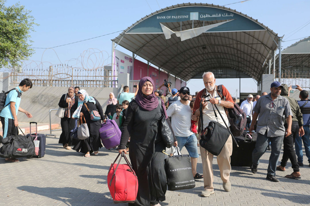 Varias personas se preparan para salir de la Franja de Gaza hacia Egipto a través del cruce de Rafah, en el sur de la Franja, el 1 de noviembre de 2023.