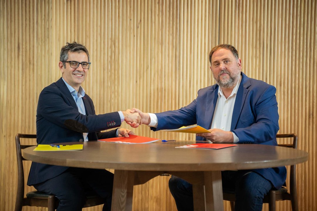 El ministro de Presidencia, Félix Bolaños, y el líder de ERC, Oriol Junqueras, firman el acuerdo para investir a Pedro Sánchez.