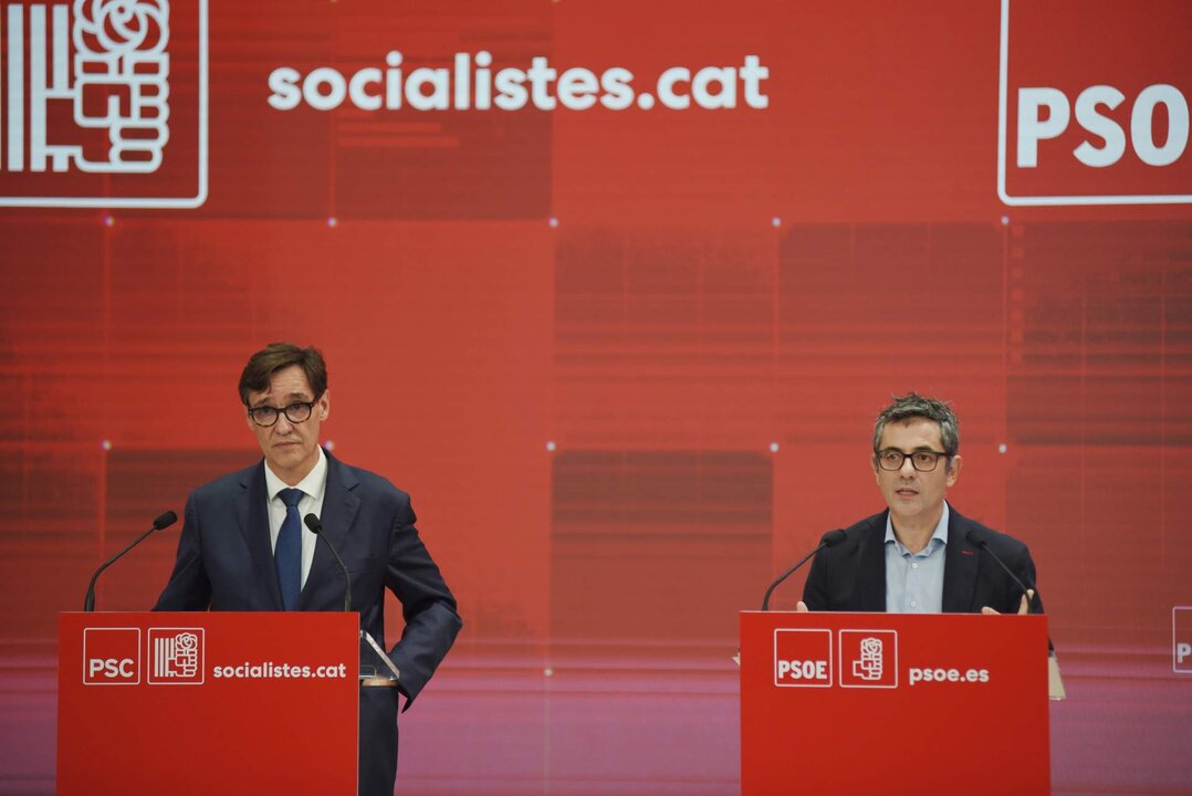 El primer secretario del PSC, Salvador Illa (i), y el ministro de la Presidencia, Relaciones con las Cortes y Memoria Democr&aacute;tica en funciones, F&eacute;lix Bola&ntilde;os (d), comparecen durante una rueda de prensa, a 2 de noviembre de 2023, en Barcelona, para explicar el acuerdo con ERC.