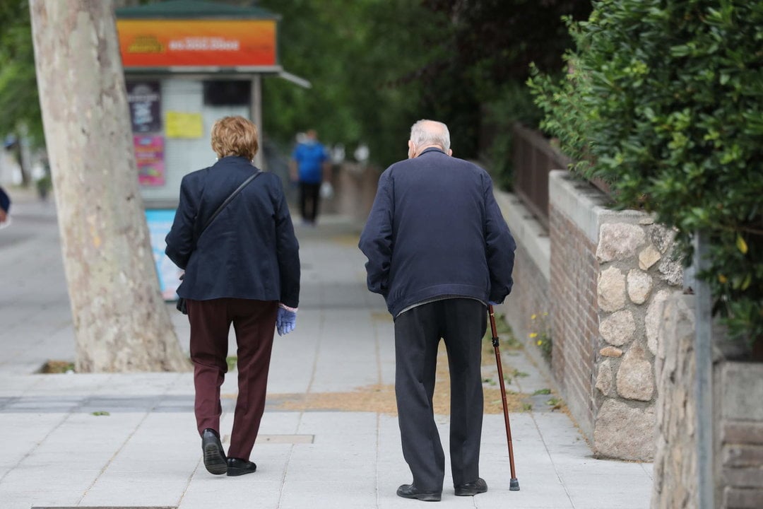 Archivo - Dos pensionistas paseando por una calle de Madrid.