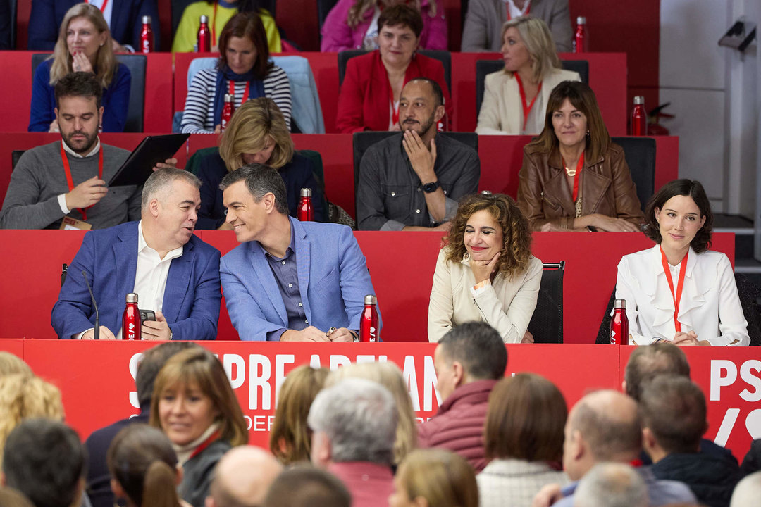 El secretario general del PSOE y presidente del Gobierno en funciones, Pedro Sánchez (2i), preside la reunión del Comité Federal, en la sede del PSOE, a 28 de octubre de 2023, en Madrid.