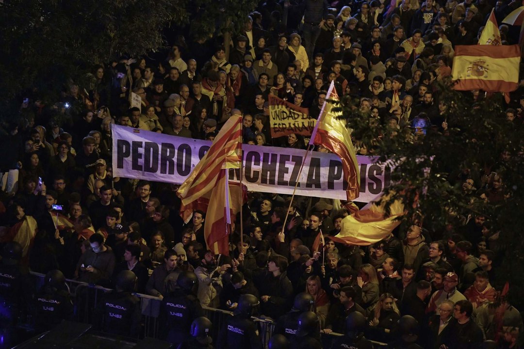 Decenas de personas protestan en la sede del PSOE, en la calle Ferraz de Madrid.