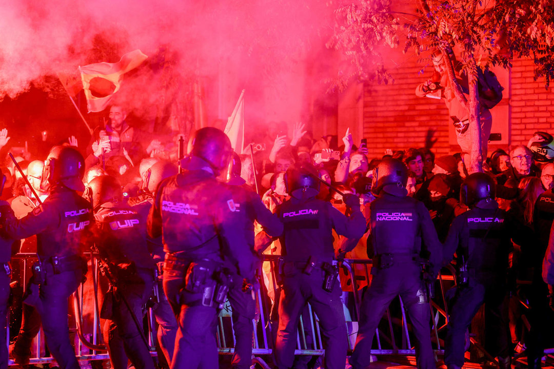 La Policía carga contra los manifestantes durante una concentración en contra de la amnistía, frente a la sede del PSOE en la calle Ferraz.