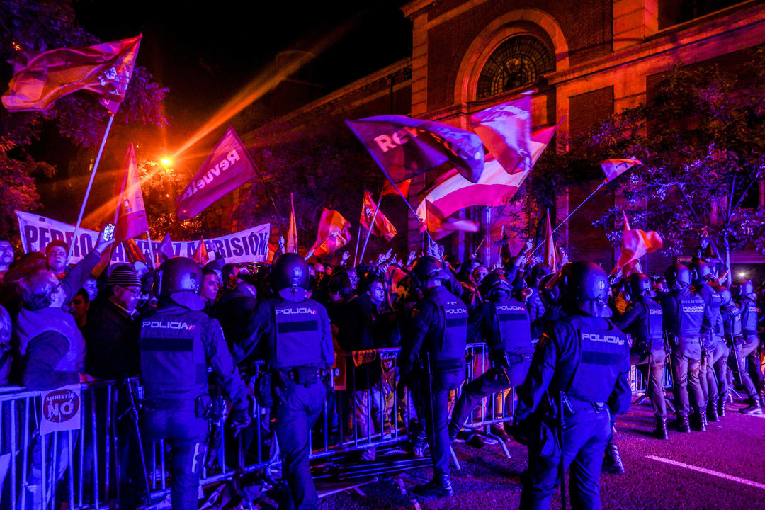 La Policía carga contra los manifestantes durante una concentración en contra de la amnistía, frente a la sede del PSOE en la calle Ferraz.
