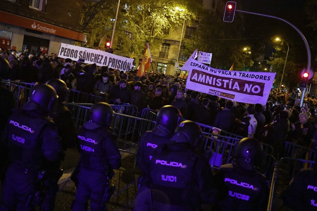 Policías antidisturbios ante las vallas en la calle Ferraz (Foto: Fernando Sánchez / Europa Press).