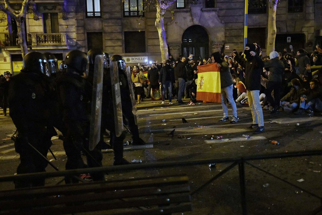 Decenas de manifestantes con banderas se enfrentan a la Policía, durante una concentración en contra de la amnistía, frente a la sede del PSOE en la calle Ferraz, a 7 de noviembre de 2023, en Madrid.