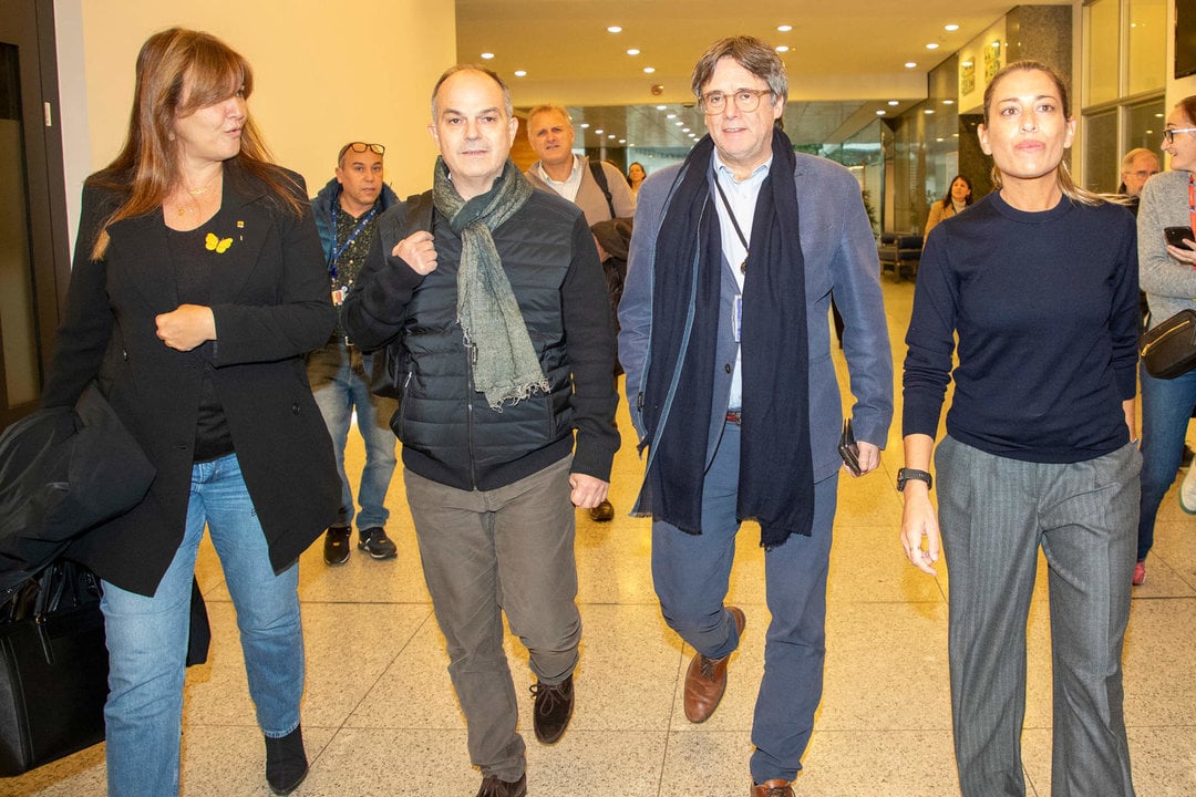 (I-D) La presidenta de Junts, Laura Borràs; el secretario general de Junts per Catalunya, Jordi Turull; el expresidente de la Generalitat, Carles Puigdemont, y la diputada de Junts, Miriam Nogueras, a su llegada al Parlamento Europeo.