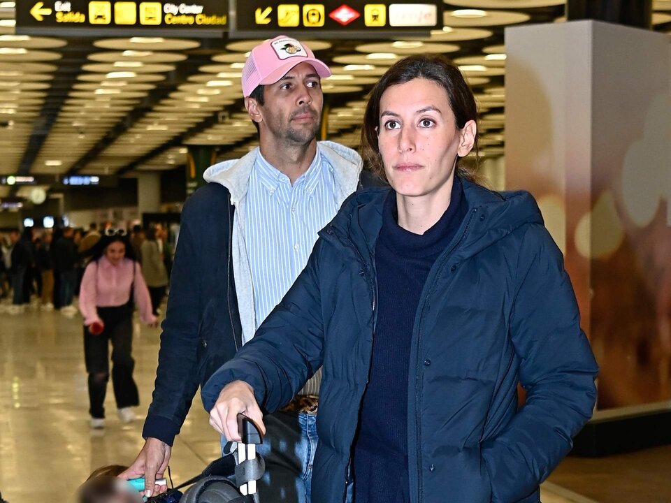 Ana Boyer, Fernando Verdasco y sus hijos caminan por el aeropuerto a su llegada a la capital, a 5 de noviembre de 2023, en Madrid (Espa&ntilde;a)
