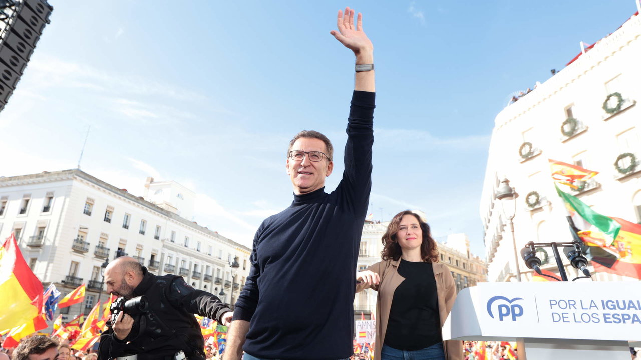El presidente del PP, Alberto Núñez Feijóo, saluda durante una manifestación contra la amnistía, en la Puerta del Sol.