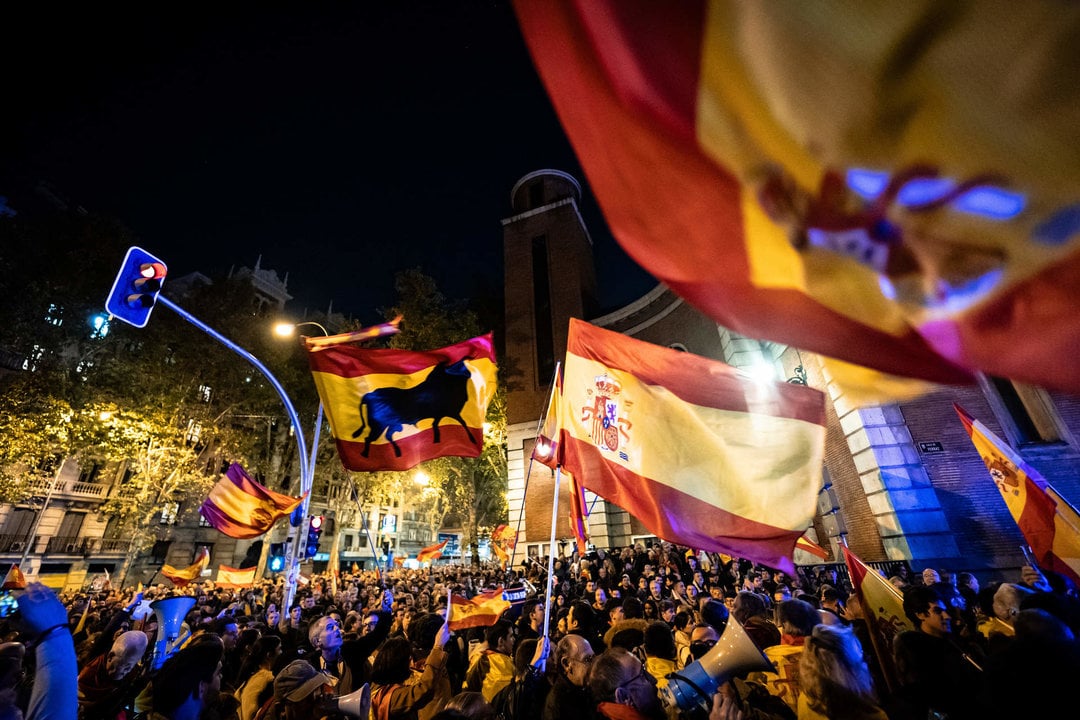 Cientos de personas con banderas durante una manifestación contra la amnistía frente a la sede del PSOE en Ferraz, a 14 de noviembre de 2023, en Madrid.