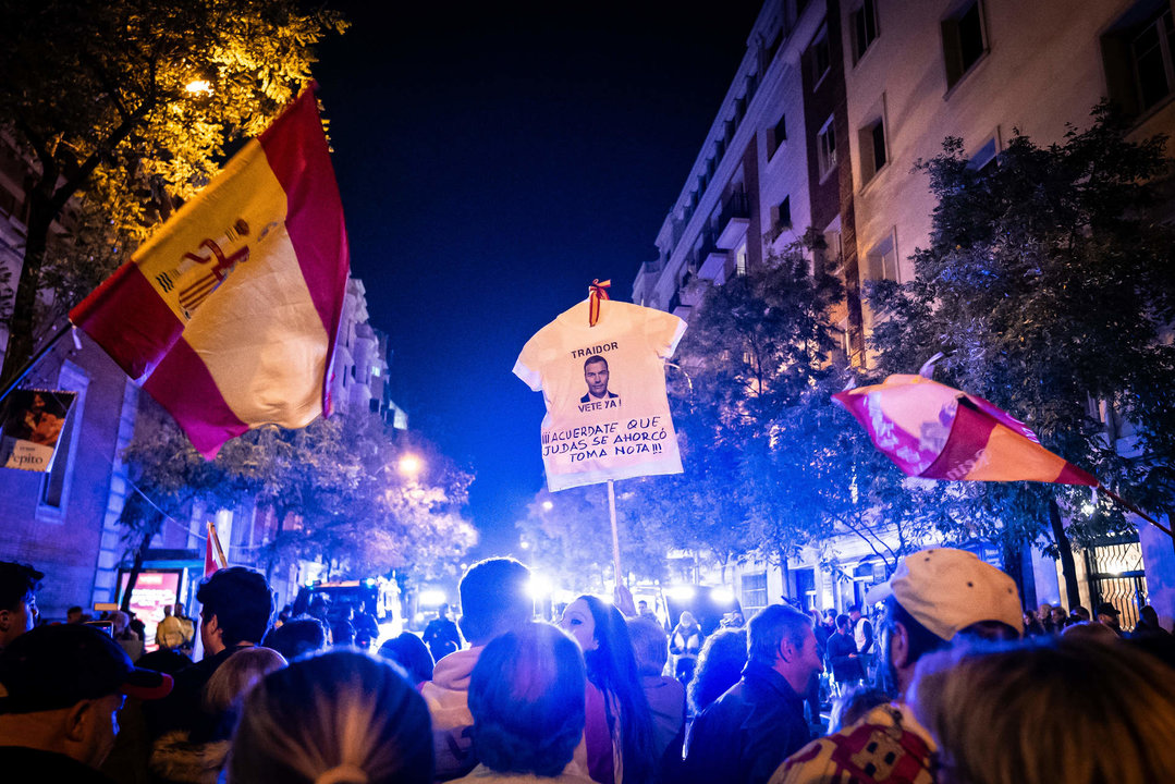 Decenas de personas con banderas y carteles durante una manifestación contra la amnistía frente a la sede del PSOE en Ferraz, a 14 de noviembre de 2023, en Madrid (España).