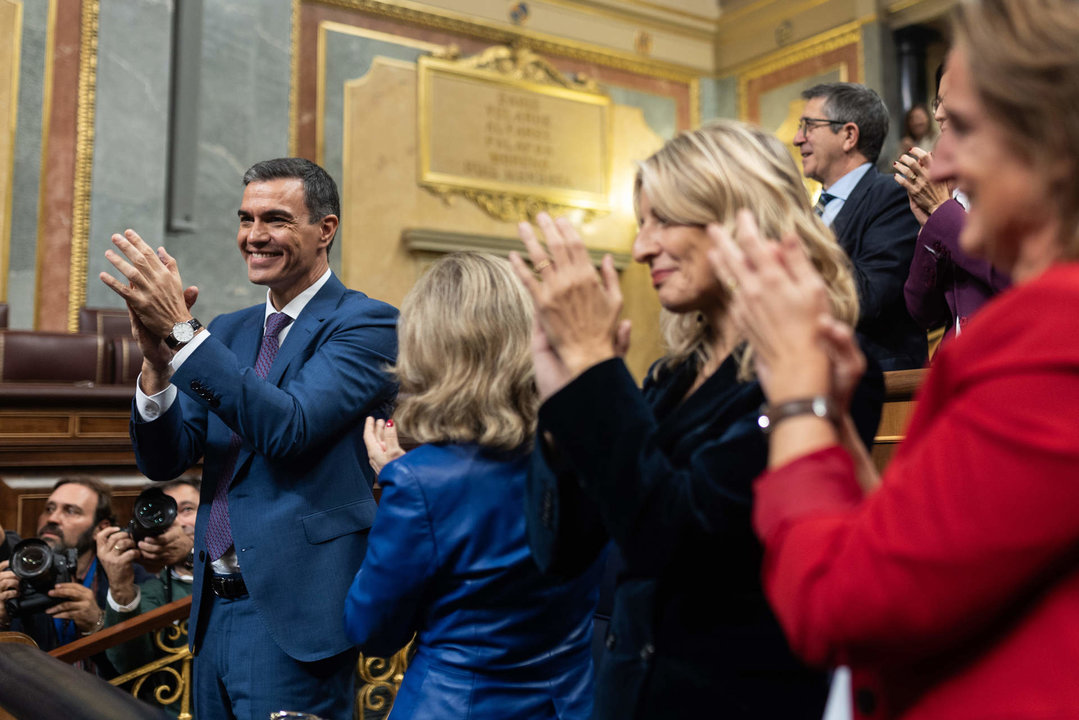El recién nombrado presidente del Gobierno, Pedro Sánchez (1i), aplaude tras finalizar la segunda sesión del debate de investidura como presidente de Gobierno, en el Congreso de los Diputados, a 16 de noviembre de 2023, en Madrid.