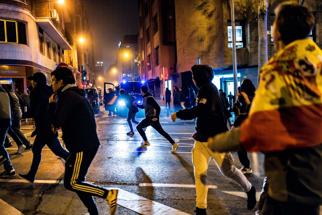 Varios manifestantes se enfrentan a los antidisturbios, durante una manifestación contra la amnistía frente a la sede del PSOE en Ferraz, a 16 de noviembre de 2023, en Madrid (España).