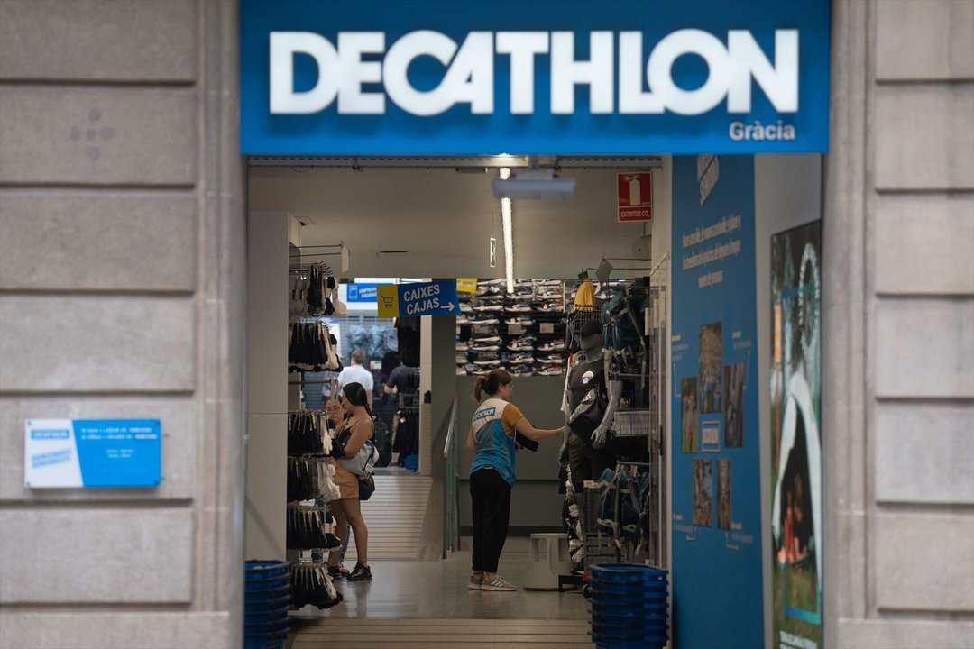 Una tienda de Decathlon en Barcelona, a 7 de agosto de 2023, en Barcelona, Catalunya (España).