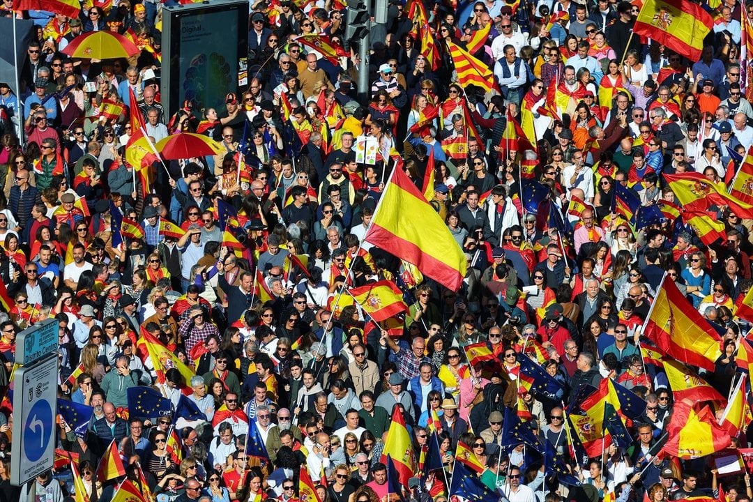 Cientos de personas durante una manifestación contra la amnistía, en Cibeles, a 18 de noviembre de 2023, en Madrid (España).