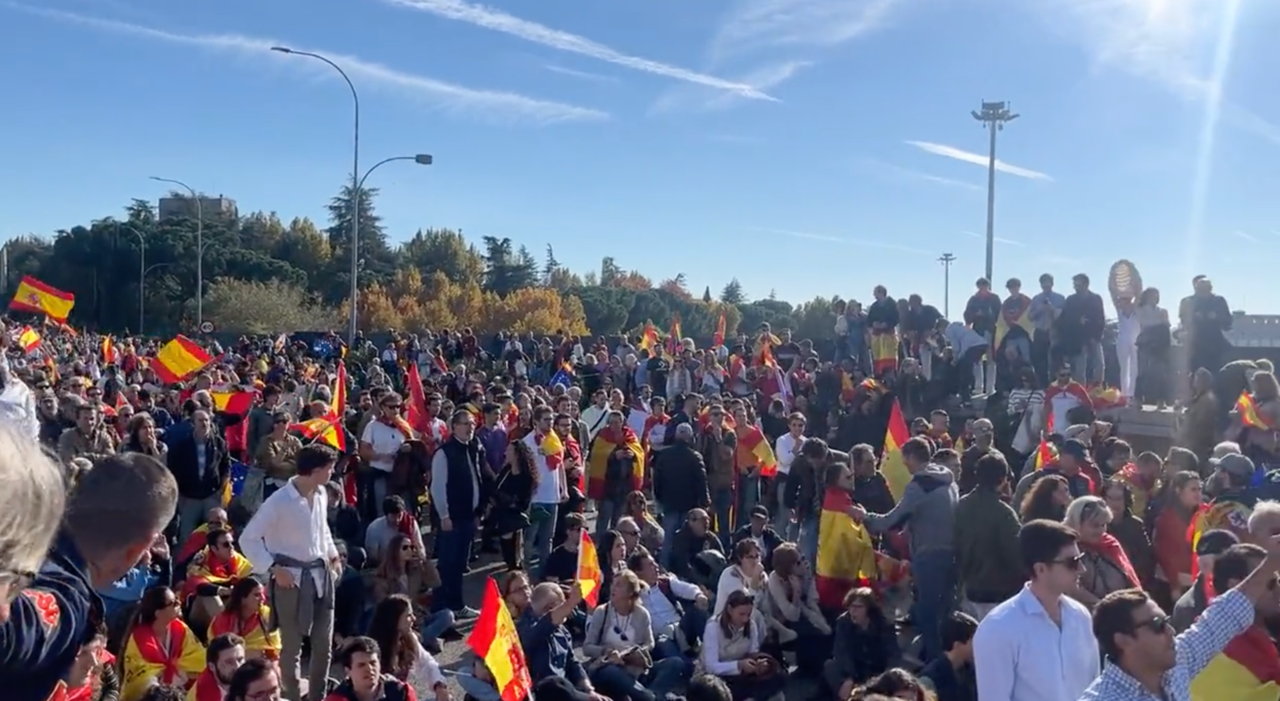 Manifestantes en el Palacio de la Moncloa