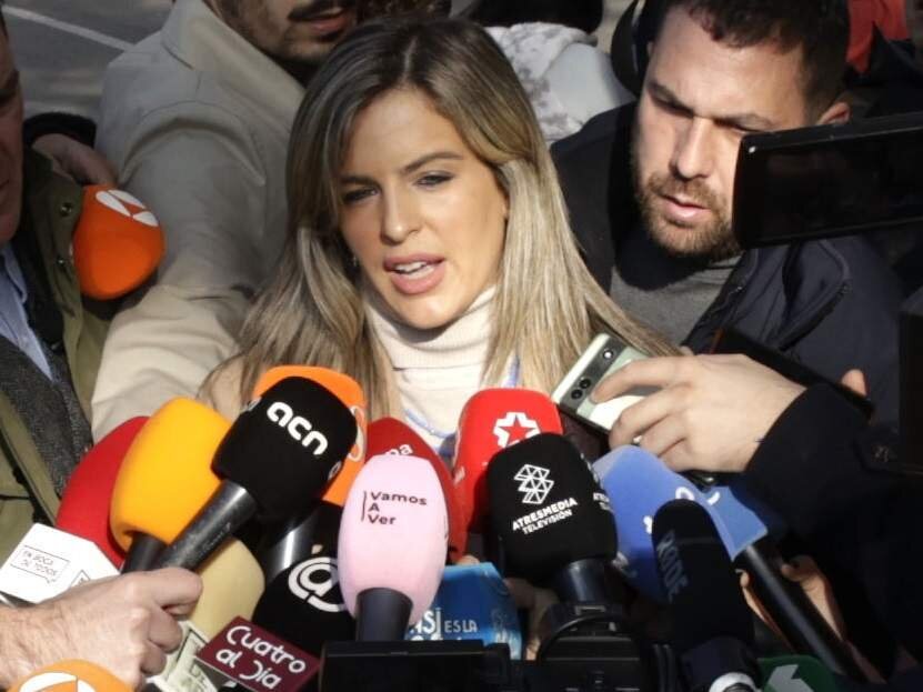 La abogada de la cantante Shakira, Miriam Company, ofrece declaraciones a los medios a su salida de la Audiencia Nacional el d&iacute;a que comienza su juicio, a 20 de noviembre de 2023, en Barcelona, Catalunya (Espa&ntilde;a). La defensa de Shakira ha alcanzado un pacto con las acusaciones a las puertas del juicio por la causa en que la artista est&aacute; acusada de presunto fraude de 14,5 millones de euros a Hacienda. La artista se enfrentaba a una reclamaci&oacute;n de condena a ocho a&ntilde;os y dos meses de prisi&oacute;n y multa de 23,8 millones de euros, una petici&oacute;n de pena que ver&aacute; reducida al haber alcanzado este acuerdo con las acusaciones.
20 NOVIEMBRE 2023;SHAKIRA;JUICIO;C&Aacute;RCEL;FRAUDE;FISCAL;HACIENDA;M&Uacute;SICA;CANTANTE
Kike Rinc&oacute;n / Europa Press
20/11/2023