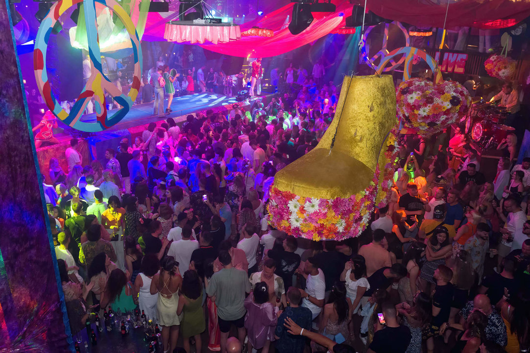 Decoración y vista general de la fiesta Flore Power en la discoteca Pacha Ibiza
