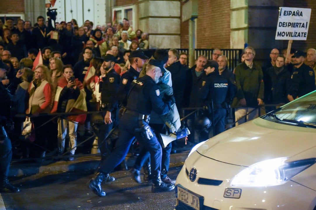 Un detenido durante una manifestación contra la amnistía frente a la sede del PSOE en la calle Ferraz, en Madrid.