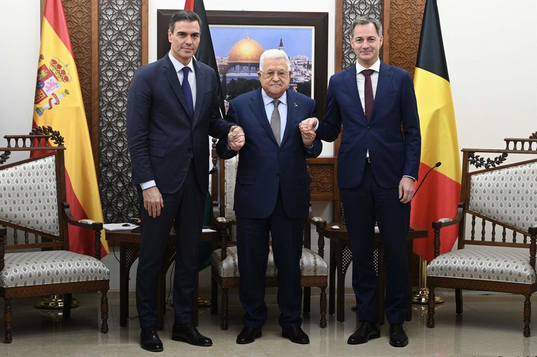 El presidente del Gobierno, Pedro Sánchez, junto al primer ministro de Bélgica, Alexander De Croo y el presidente de la Autoridad Nacional de Palestina, Mahmud Abás, en la sede e la Autoridad Nacional de Palestina, en Ramallah.