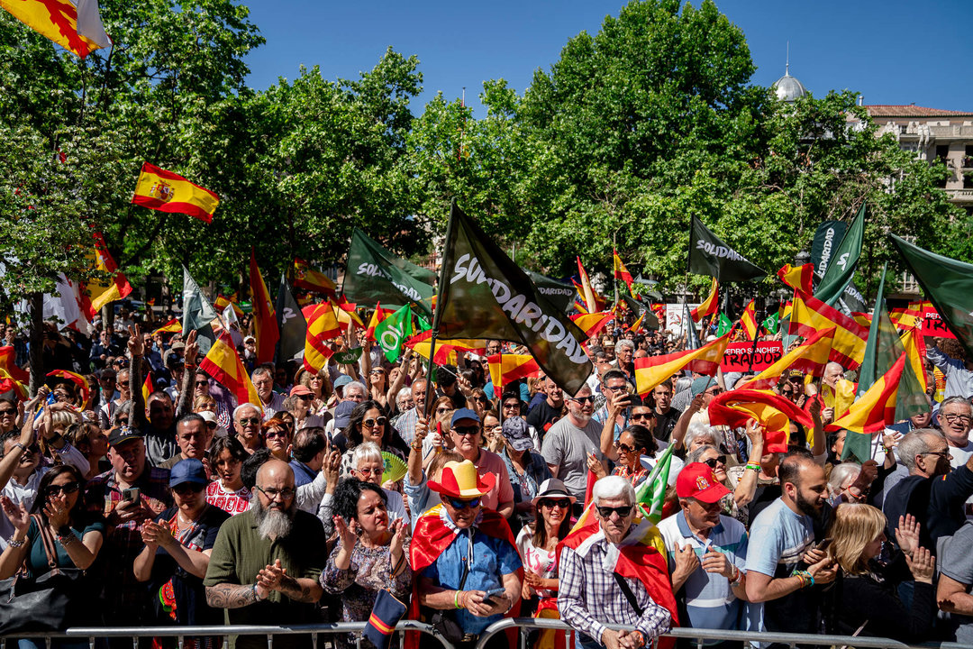 EuropaPress_5163293_decenas_personas_banderas_espana_acuden_mitin_vox_solidaridad_dia