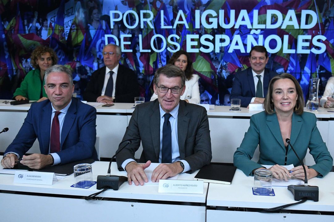 De izquierda a derecha. El coordinador general del PP, Elías Bendodo; el presidente del PP, Alberto Núñez Feijóo y la secretaria general del PP, Cuca Gamarra, durante la reunión de la Junta Directiva Nacional, a 6 de noviembre de 2023, en Madrid.
