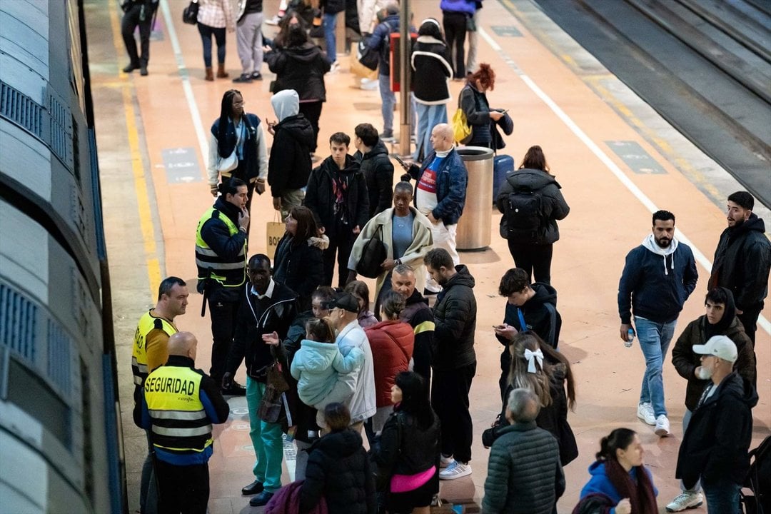 Cientos de pasajeros se les impide paso a ningun anden en Atocha