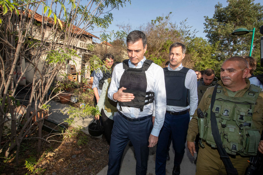 El primer ministro belga, Alexander de Croo (2d), y el presidente del Gobierno en España, Pedro Sánchez (1i), visitan el kibutz Beeri, atacado por Hamás el 7 de octubre.