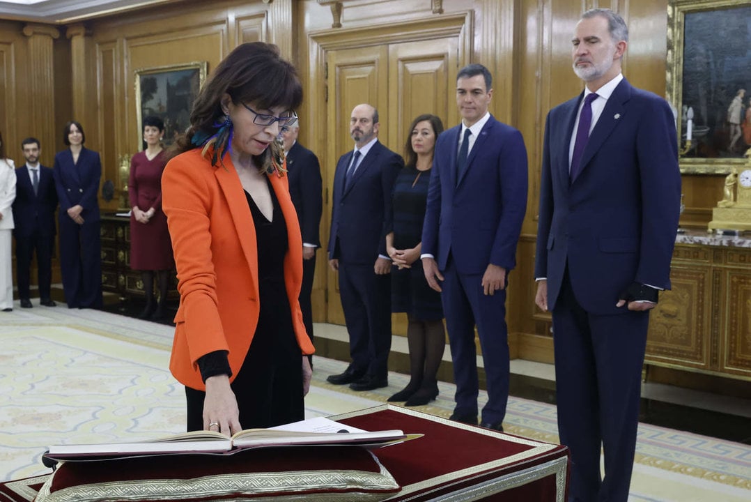 Ana Redondo, jurando acatar la Constitución como nueva ministra de Igualdad.
