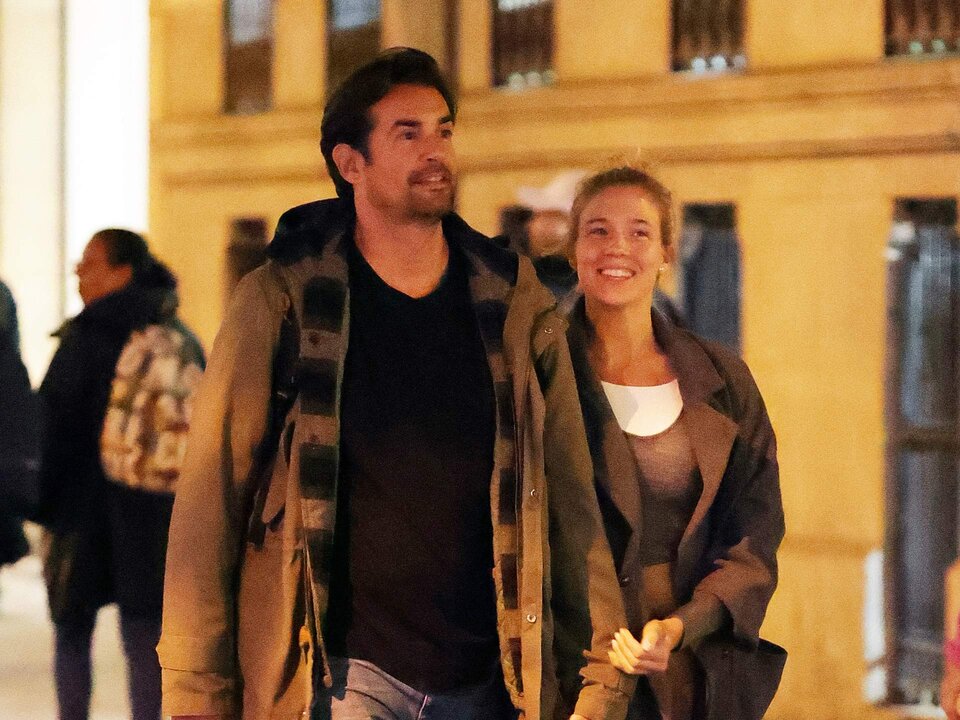 Patricia Montero y &Aacute;lex Adrover pasean muy cari&ntilde;osos por las calles de la capital, a 20 de noviembre de 2023, en Madrid (Espa&ntilde;a)