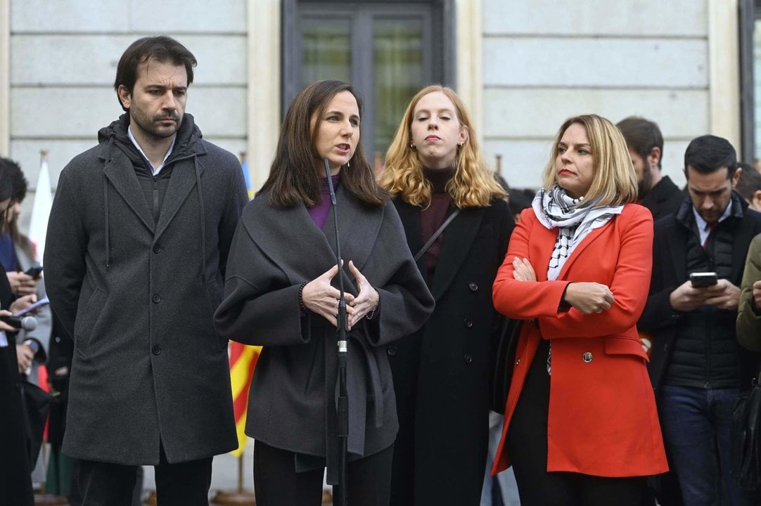 La secretaria general de Podemos, Ione Belarra, atiende a medios a su llegada al acto de homenaje a la Constitución, en el Congreso de los Diputados, a 6 de diciembre de 2023, en Madrid.