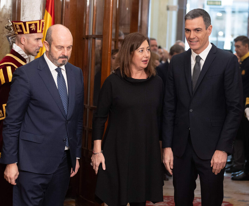 El presidente del Senado, Pedro Roll&aacute;n; la presidenta del Congreso de los Diputados, Francina Armengol, y el presidente del Gobierno, Pedro S&aacute;nchez, a su llegada al acto de homenaje a la Constituci&oacute;n.