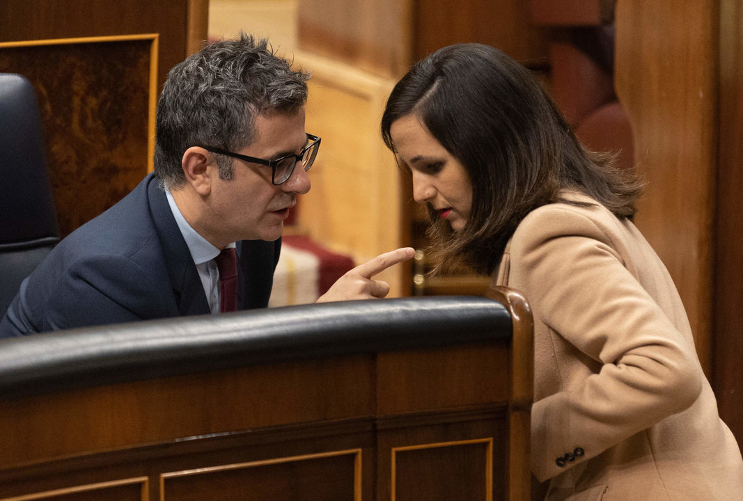El ministro de la Presidencia, Félix Bolaños, y líder de Podemos, Ione Belarra, durante una sesión plenaria en el Congreso de los Diputados.