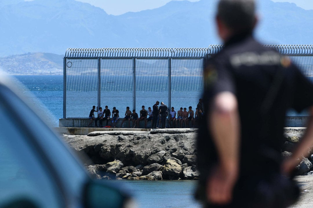 Un grupo de migrantes ilegales en las inmediaciones de la valla de Ceuta, a 17 de mayo de 2021.